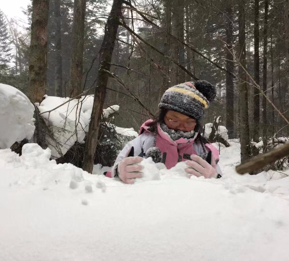 冬日里的甜蜜惊喜：雪地旁品尝冰淇淋的朋友圈瞬间