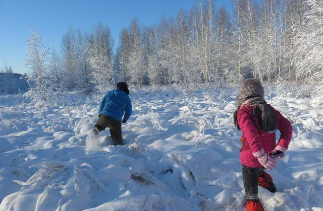 冬日里的甜蜜惊喜：雪地旁品尝冰淇淋的朋友圈瞬间