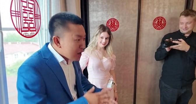 AI技术在婚礼摄影中的应用：照片变脸与创意文案素材大全