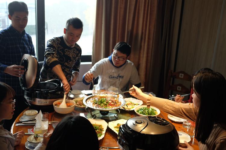 多功能电饭煲使用指南与创意食谱：完美烹饪解决方案