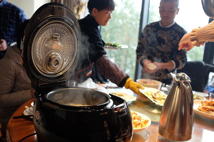 多功能电饭煲使用指南与创意食谱：完美烹饪解决方案